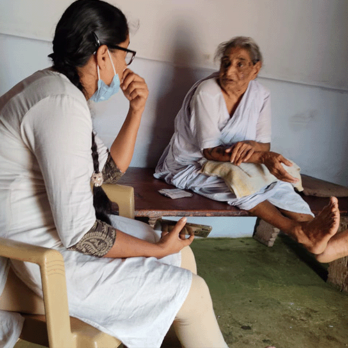 Shanmu conducts an interview with Valliyammal